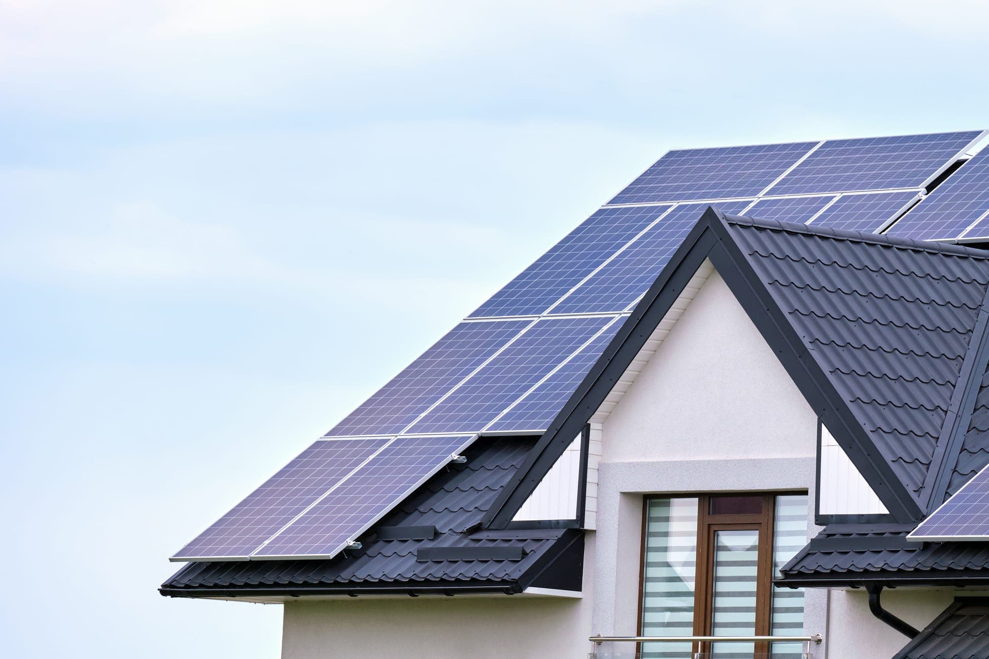 Paneles solares bajo cielo despejado en entorno rural