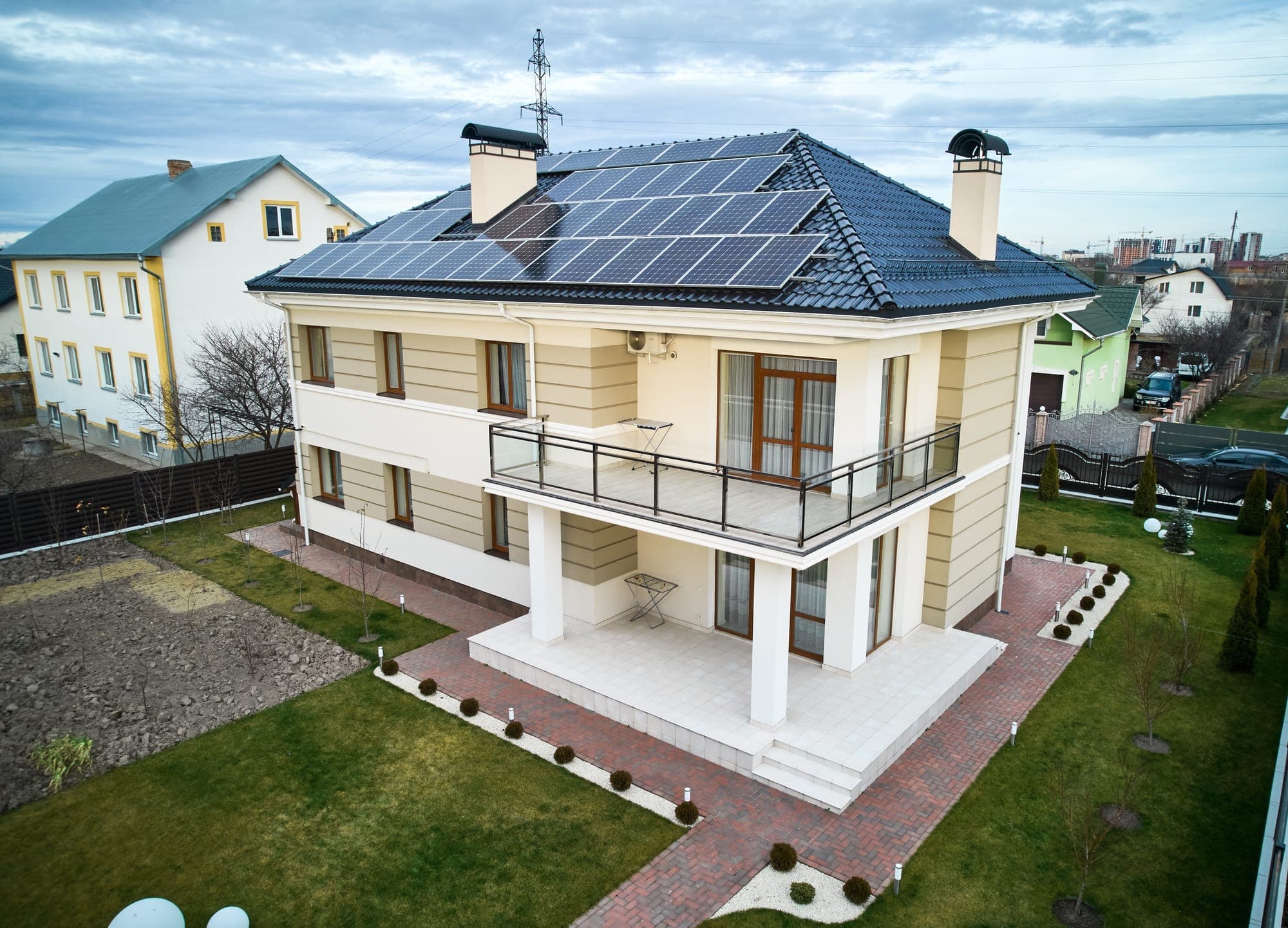 Vivienda moderna con paneles solares en zona residencial